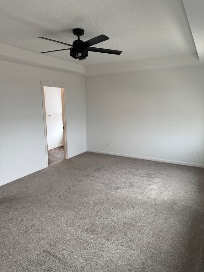 Building Photo - Hillsboro Townhouse/Condo