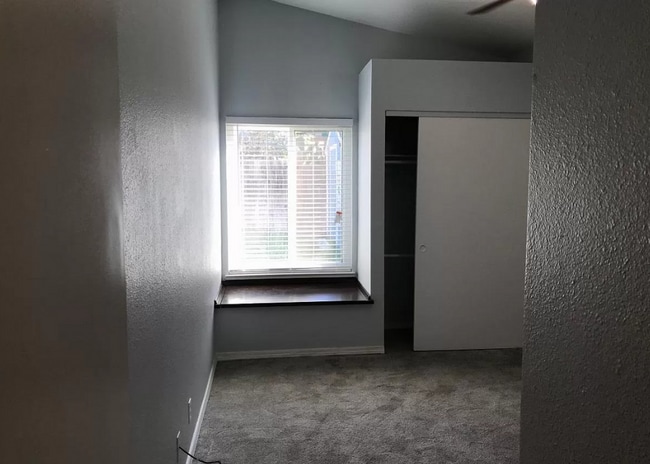 Building Photo - Close to freeway and shopping