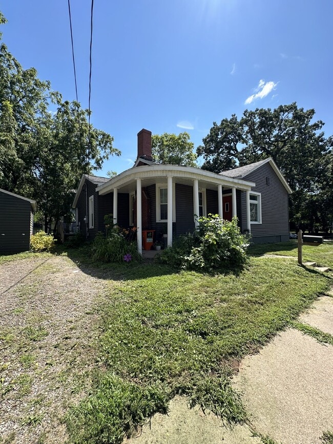 Building Photo - Whole House: 4 Bed 1 Bath close to UWEC!