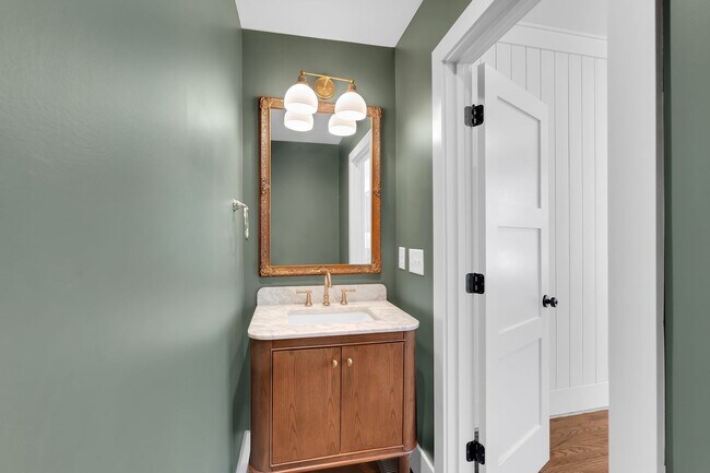 Building Photo - Spacious and Bright Bohemian Cottage Downtown Greenville - Available Now!