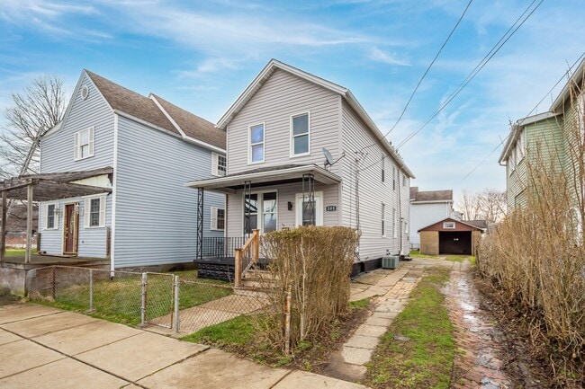 Building Photo - SCORE 50% OFF 1ST MONTH'S RENT IF SIGNED BY JUNE 5! Beautiful 3 bedroom home in Coraopolis availa...