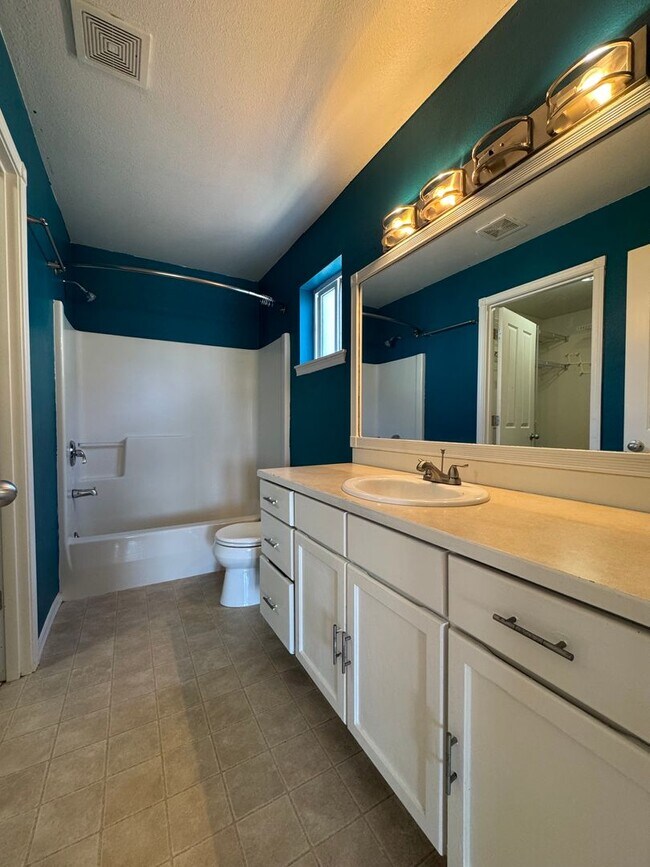 Building Photo - Spacious & Modern 3-Bedroom Home for Lease...
