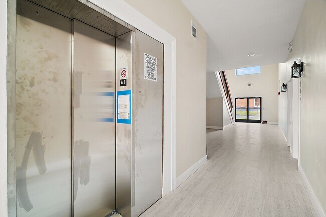 Building Photo - Luxury 2 Bed 2 Bath, Downtown Eustis Full ...