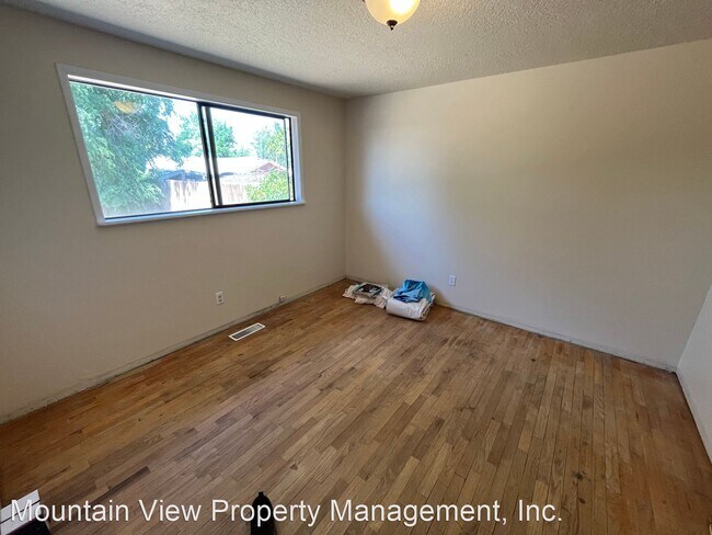 Building Photo - 3 br, 1 bath House - 1302 NE Dempsey Drive