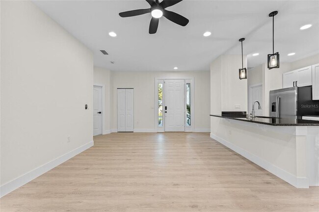 Building Photo - 2503 Dumont Ln