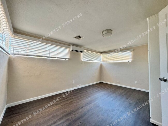 Building Photo - South Scottsdale huge corner lot 3 bedroom...