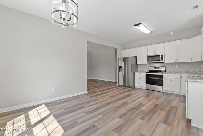 Building Photo - 704 Harney St