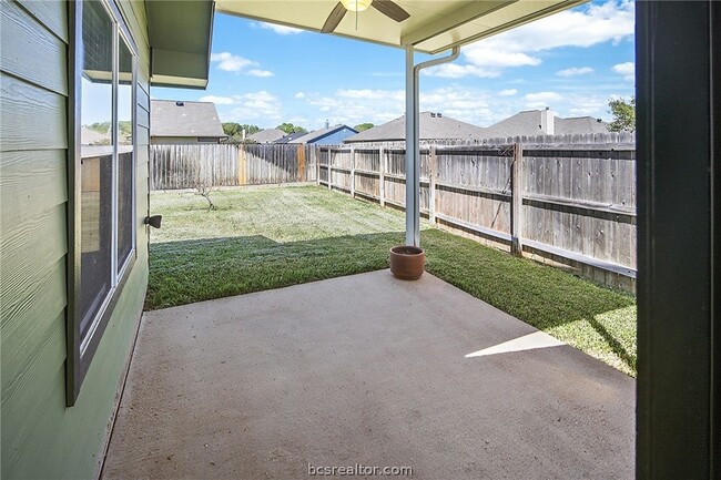 Building Photo - 916 Crested Point Dr