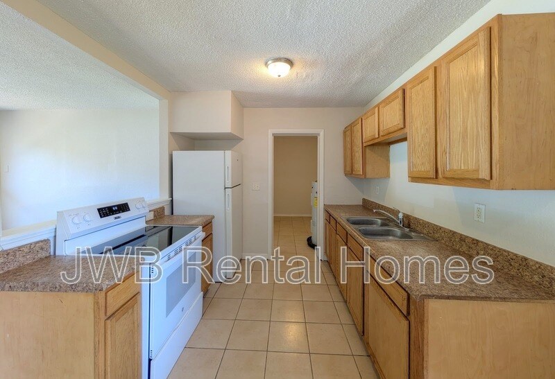 Building Photo - 2223 Eudine Dr W