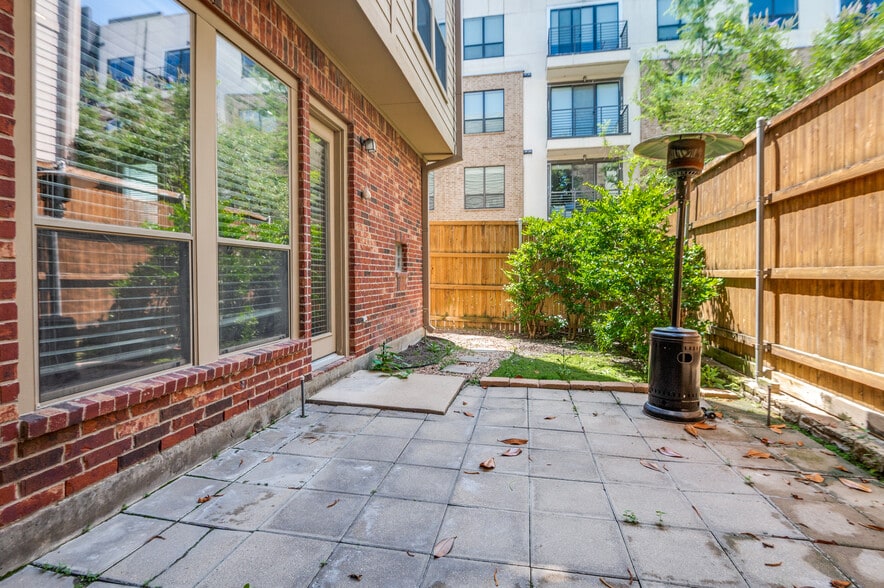 Building Photo - 909 City Side Ln