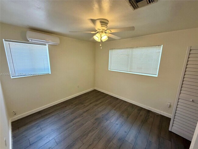 Building Photo - 9340 Jamaica Dr
