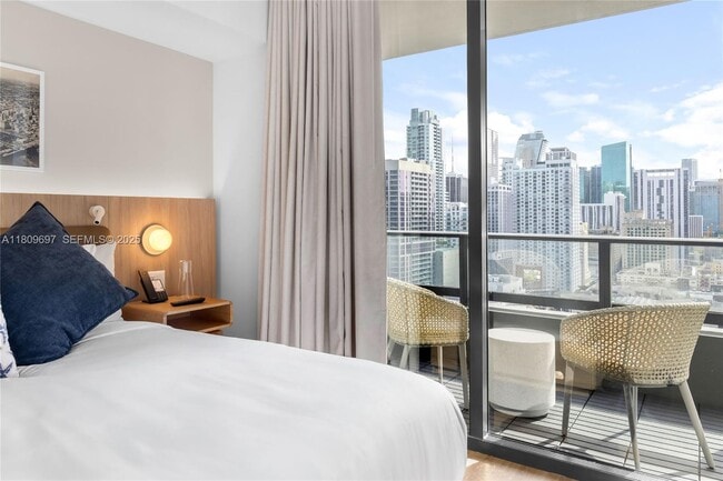 Building Photo - 601 NE 1st Ave