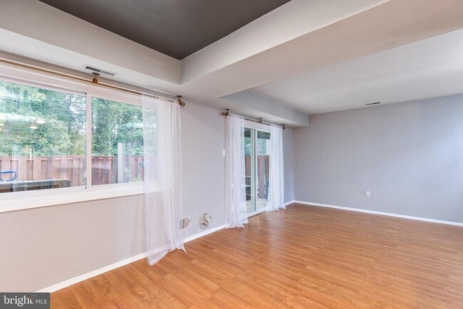 Building Photo - 1913 Encino Dr