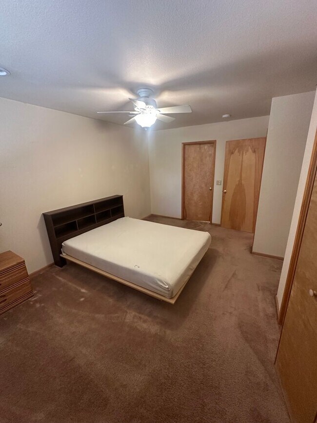 Building Photo - Three Bed, Two Bath Home In Prosser With Two Car Garage