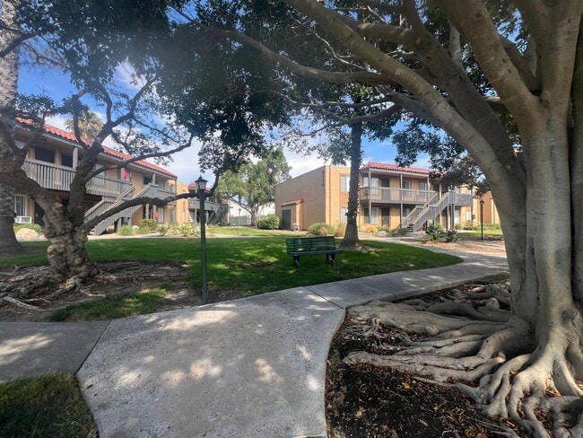 Building Photo - UPSTAIRS 1 BED 1 BATH w/ ONSITE LAUNDRY As...