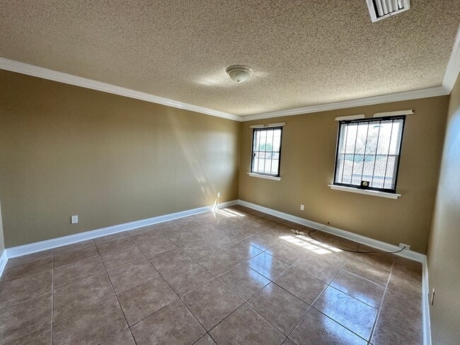 Building Photo - Lovely 4 Bedroom Home