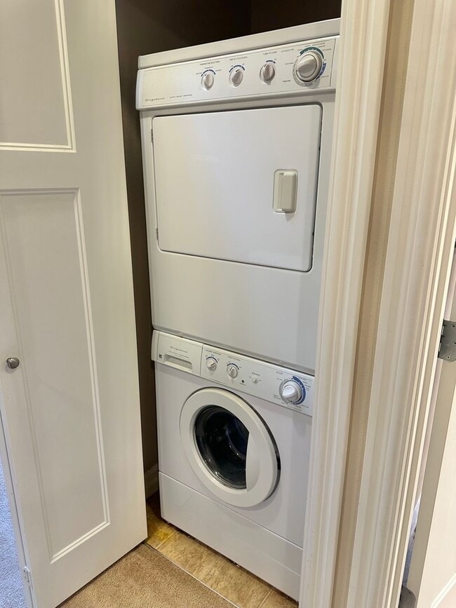 Building Photo - Lovely 3 bed townhome in desired Licton Sp...