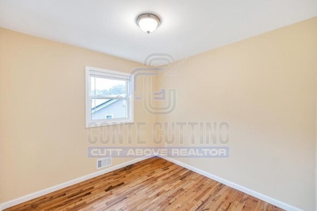 Building Photo - 9 Juniper Pl