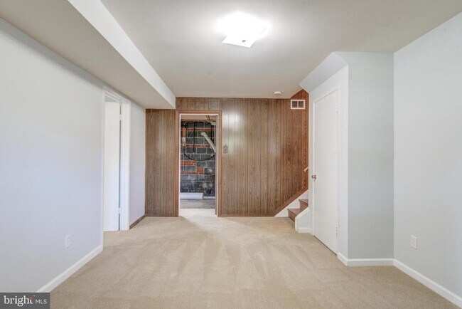 Building Photo - 8120 Drayton Ln