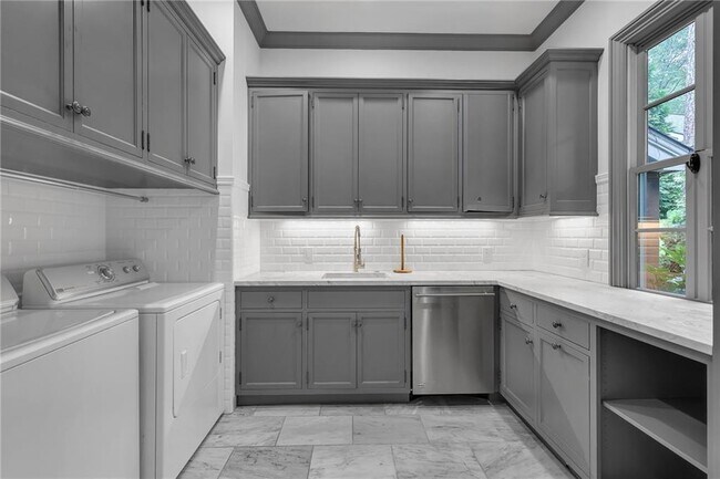 Building Photo - 425 Broadland Rd NW