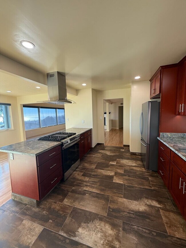 Building Photo - Panoramic Ocean View Home in Aptos! Move in incentive!