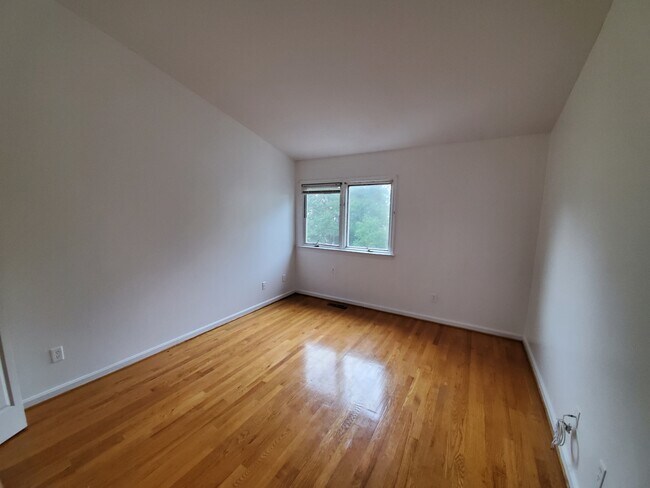 Building Photo - 159 King George St