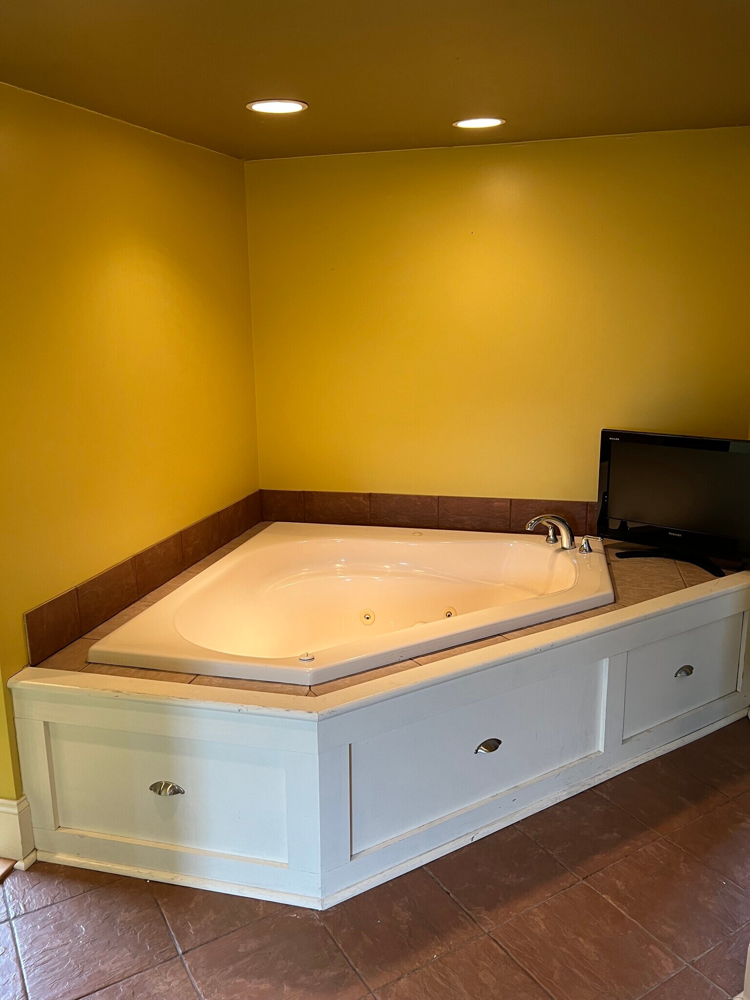 Bathroom 1 Jacuzzi tub (3rd floor) - 1714 Sarah St