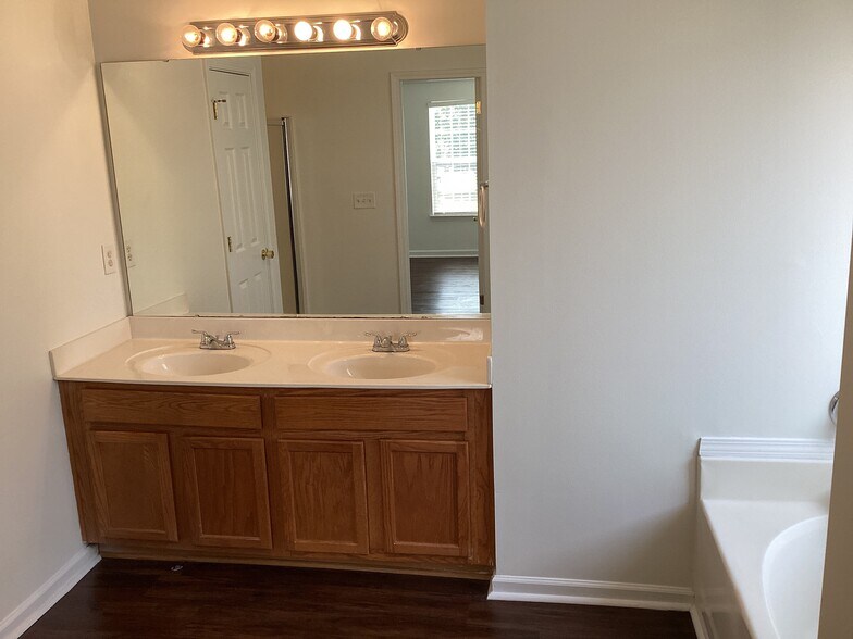 Building Photo - 2809 Reid Meadows Dr