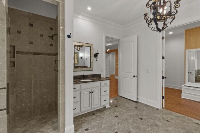 Building Photo - Impeccable Green Hills Home