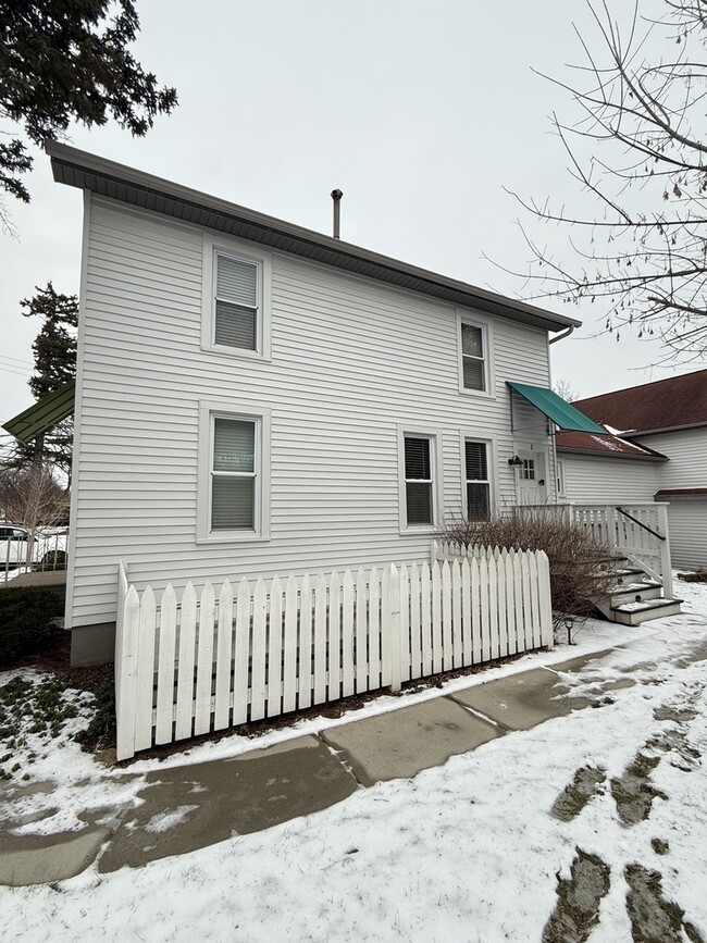 Building Photo - 816 Fargo Blvd