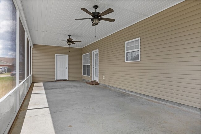 Building Photo - Stunning Newer Townhouse