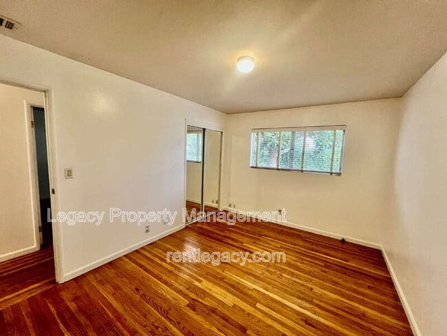 Building Photo - 280 Markham Ave