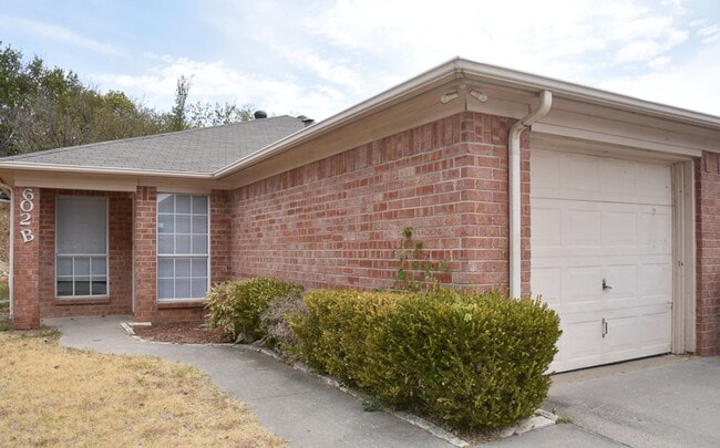 Building Photo - Spacious 3 Bedroom 2 Bath duplex Decatur TX