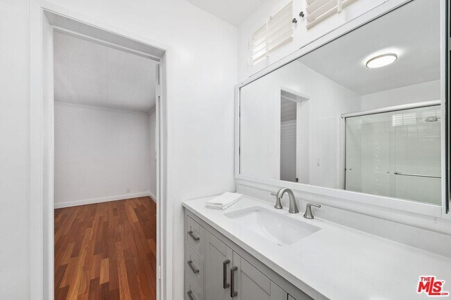 Building Photo - 404 San Vicente Blvd