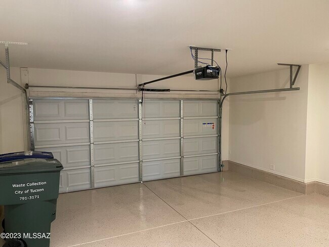 Building Photo - 1127 E Cairn St