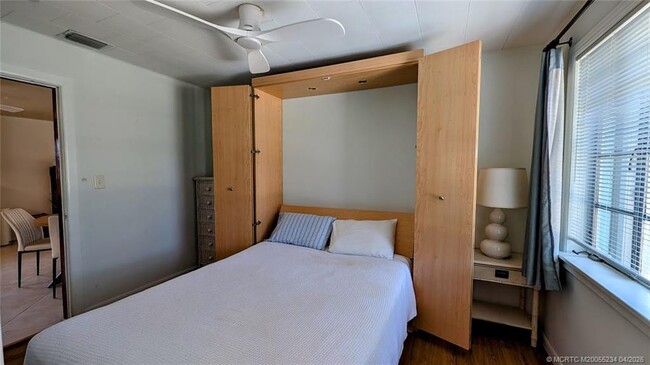 Building Photo - 1097 NE Kubin Ave