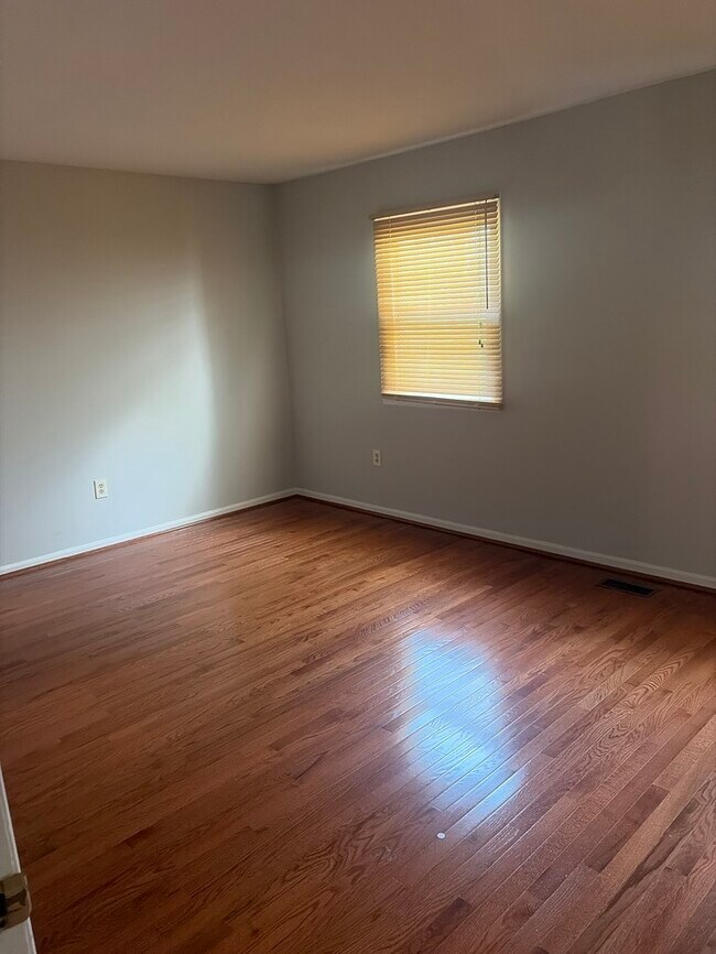 Building Photo - 2 bed 2.5 bath walk out finished basement