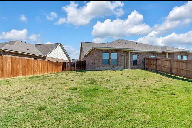 Large back yard - 107 Stockton Family Ct