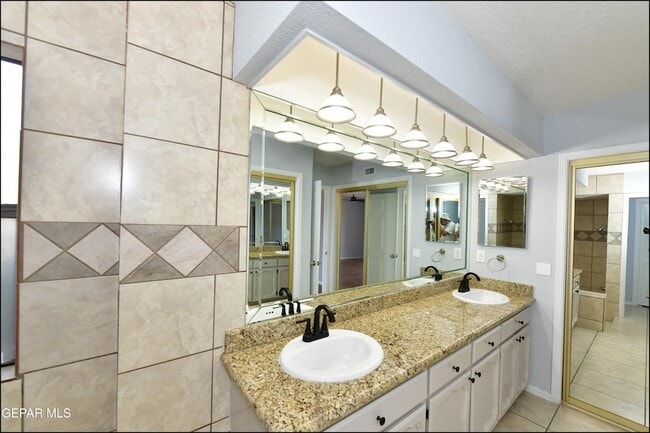 Building Photo - 5852 Mira Serena Dr