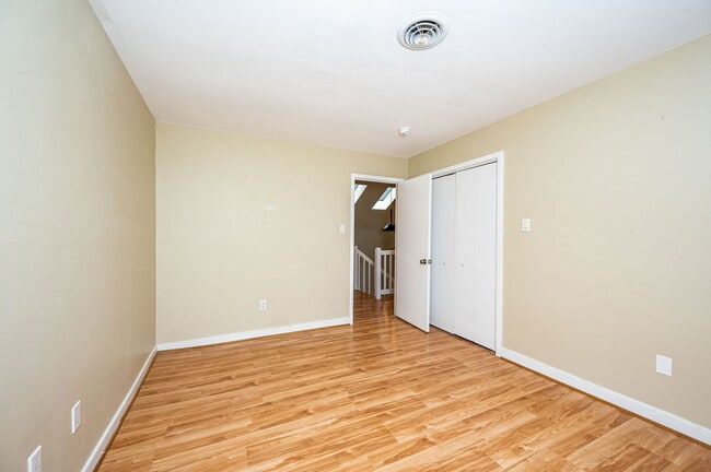 Building Photo - Exceptional Contemporary Features Privacy and a Scenic Back Yard.