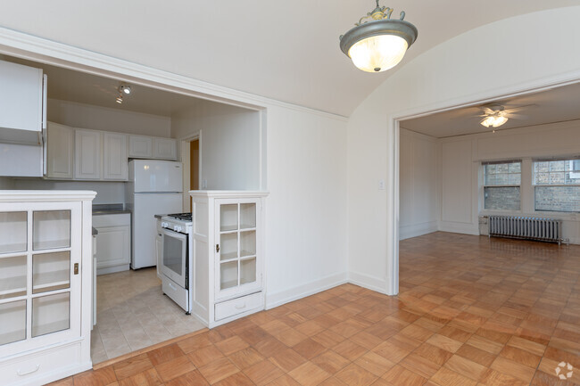 2BR, 1BA - Carlton Apartments