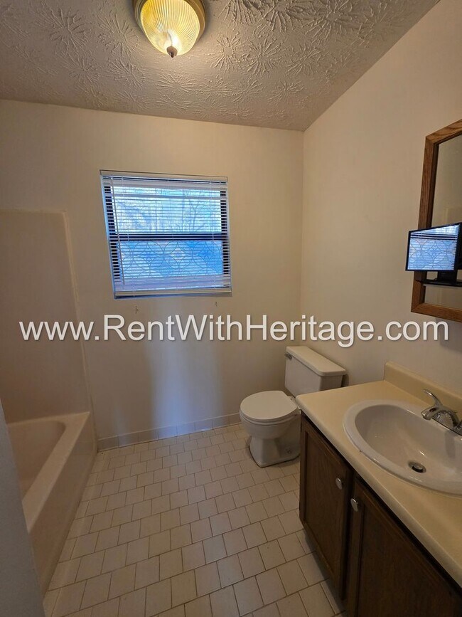 Building Photo - COME SEE THIS FANTASTIC 2 BEDROOM 2 BATH DUPLEX!