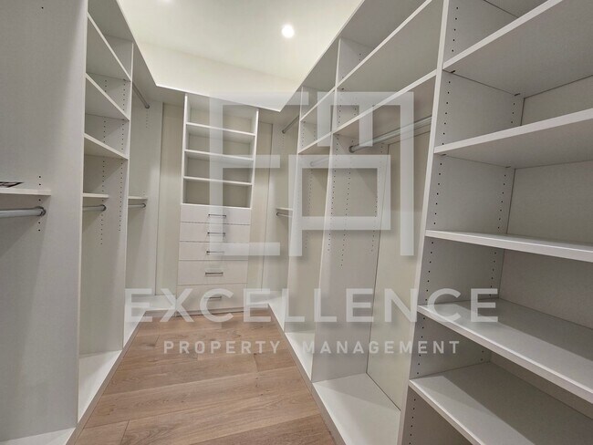 Building Photo - Brand New Build 5/5 Home & 2/2 Cottage - C...