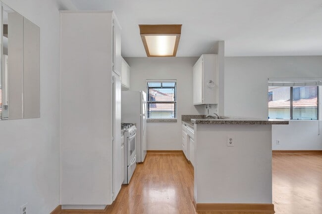 Building Photo - Thousand Oaks- Three Bedroom Condo