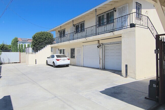 Building Photo - 3345 Del Mar Ave