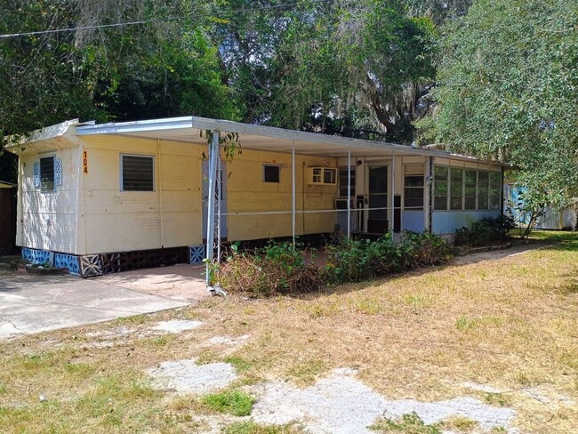 Building Photo - 2 bedroom 1 bathroom with HUGE bonus room