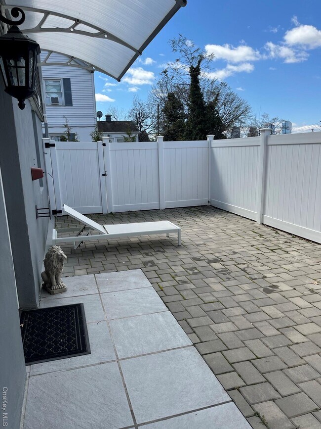 Building Photo - 5 Lakeview Ave