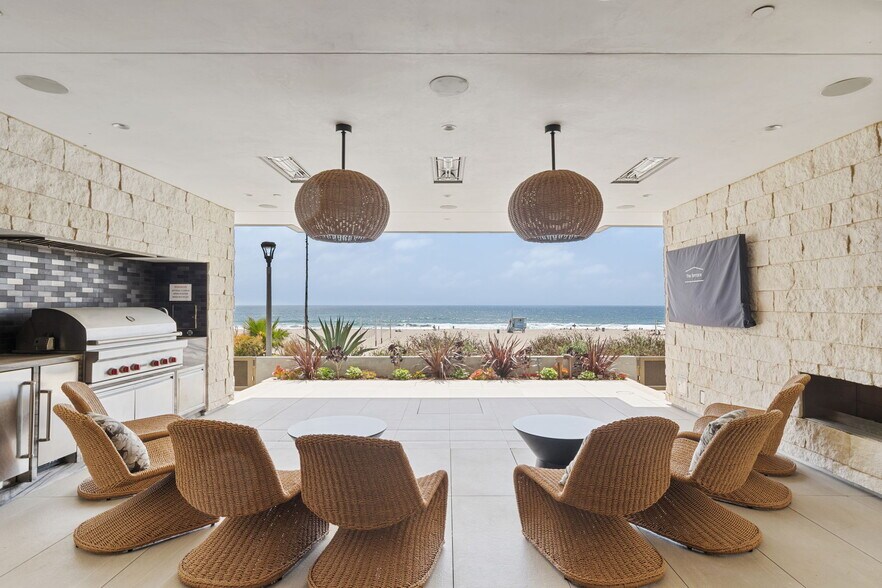 Building Photo - 716 The Strand