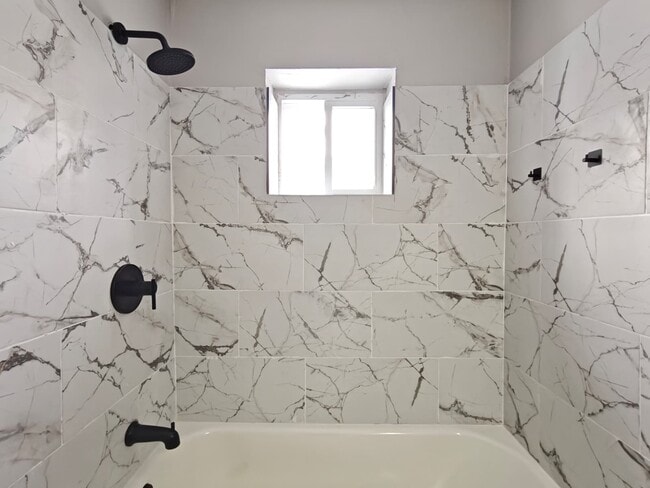 Building Photo - 308 Main St