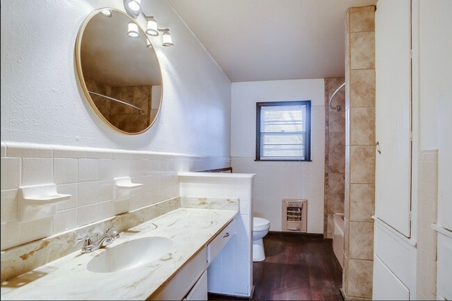 Building Photo - 3 Bedroom 2 Bathroom house with lots of Character!